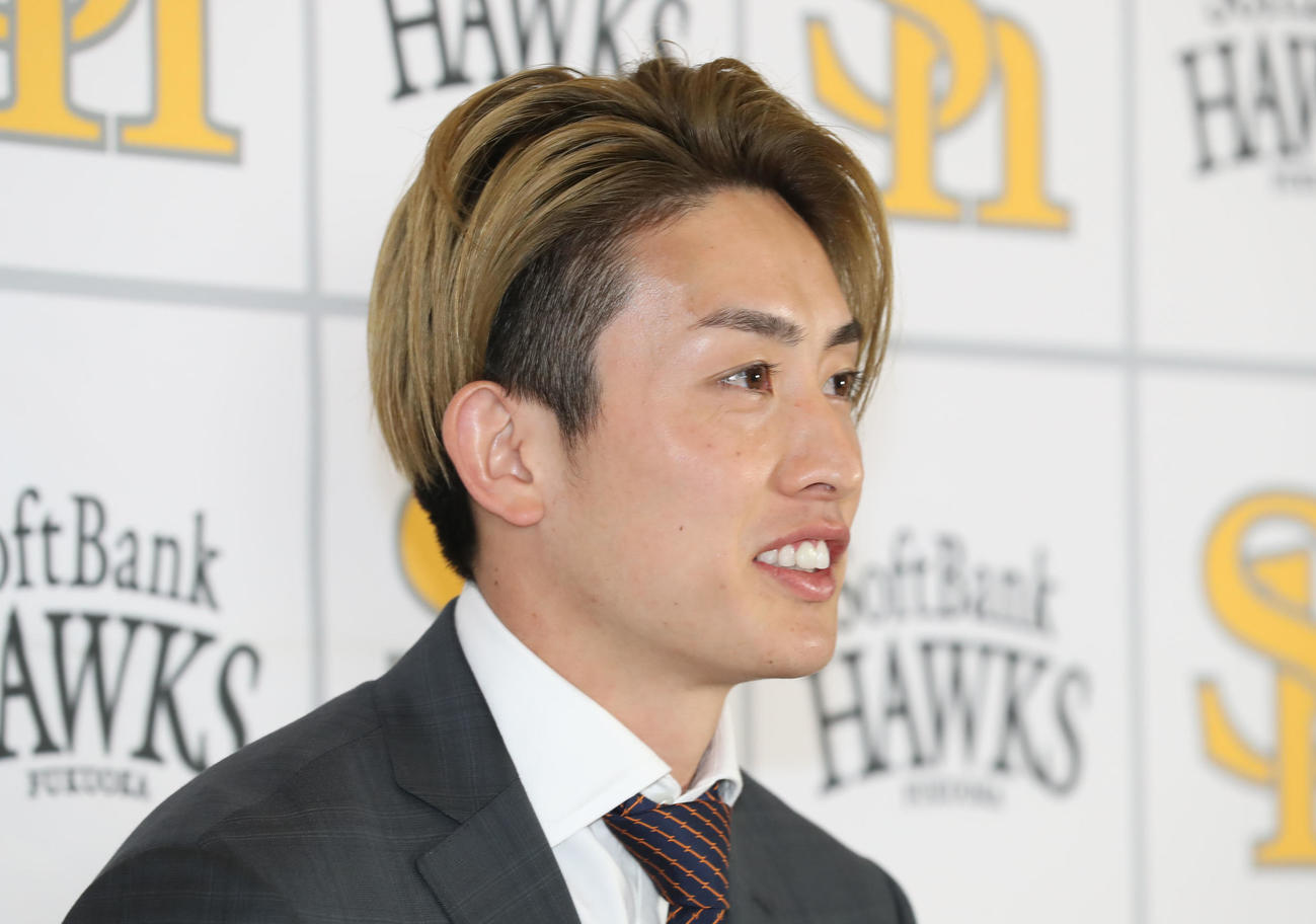 契約更改を終えて会見を行う周東（撮影・屋方直哉）