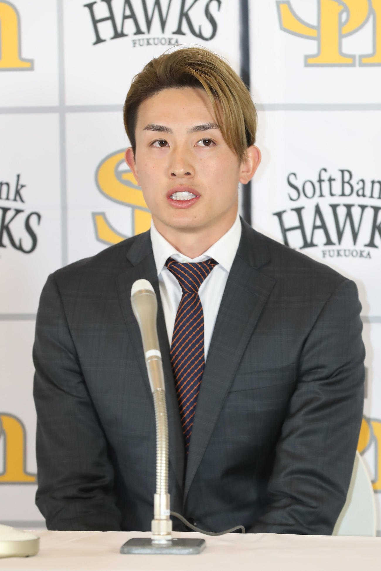 契約更改を終えて会見を行う周東（撮影・屋方直哉）