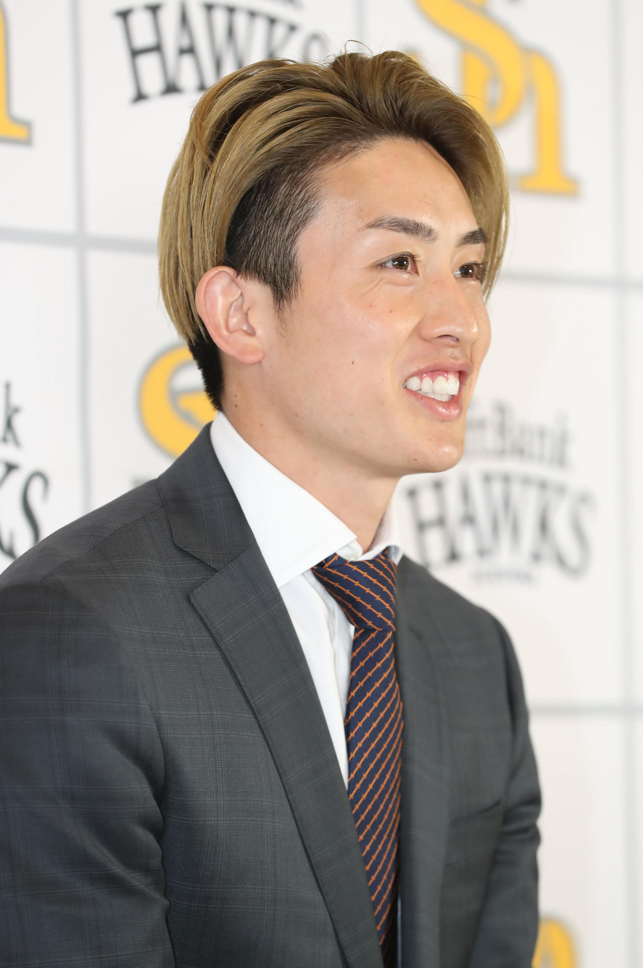 契約更改を終えて笑顔で会見を行う周東（撮影・屋方直哉）