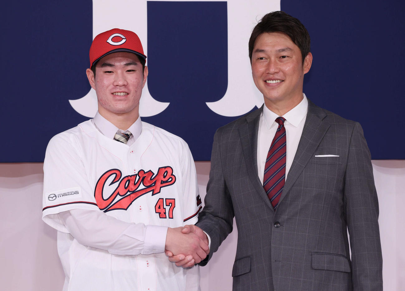 広島新入団選手発表会見　ドラフト1位の斉藤（左）と新井監督（撮影・加藤孝規）