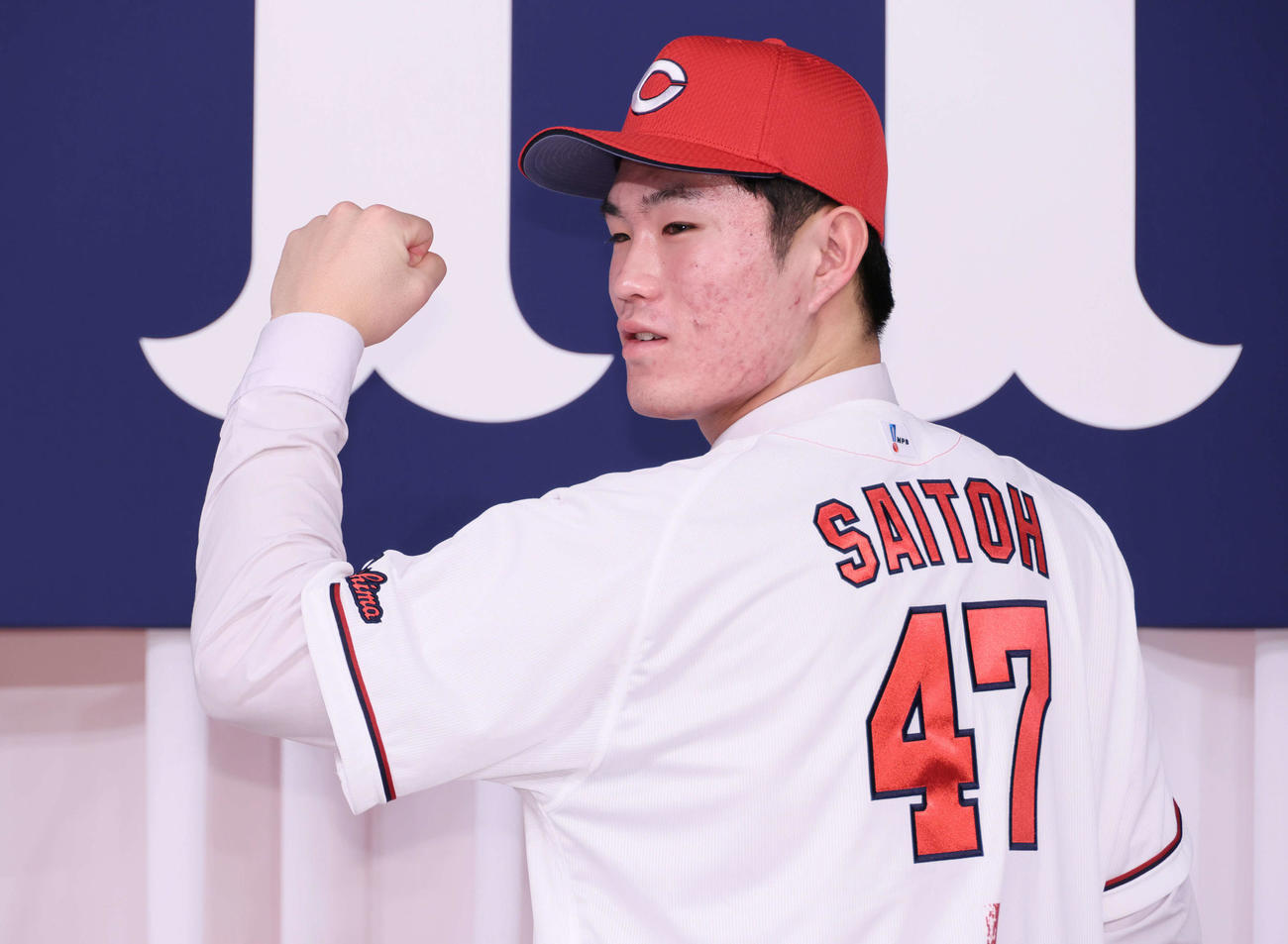 広島新入団選手発表会見　ポーズを決めるドラフト1位の斉藤（撮影・加藤孝規）