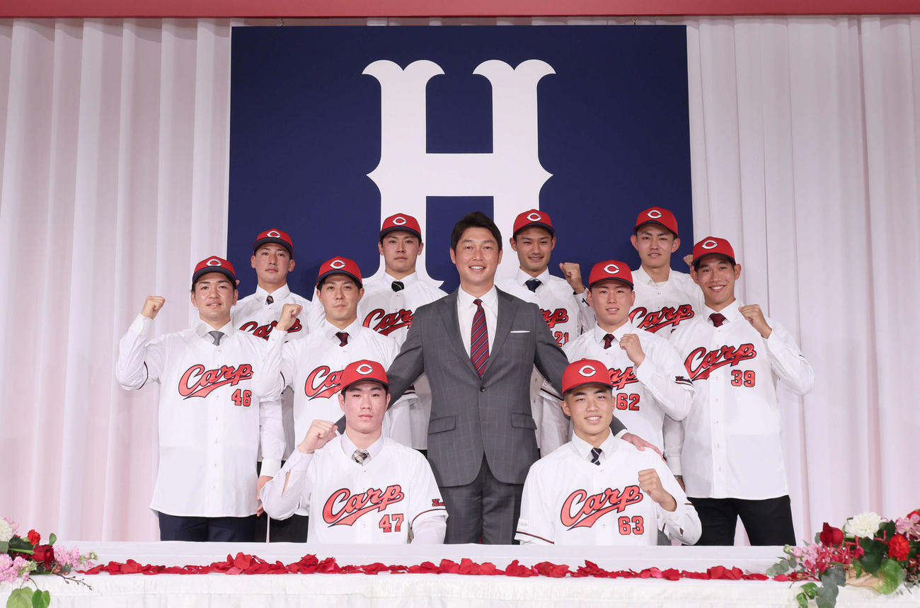 広島新入団選手発表会見　記念写真におさまる前列左からドラフト1位の斉藤、ドラフト2位の内田、2列目左からドラフト5位の河野、ドラフト3位の益田、新井監督、ドラフト4位の清水、ドラフト6位の長谷部、3列目左から育成2位の中村貴、ドラフト7位の久保、育成1位の名原、育成3位の辻（撮影・加藤孝規）