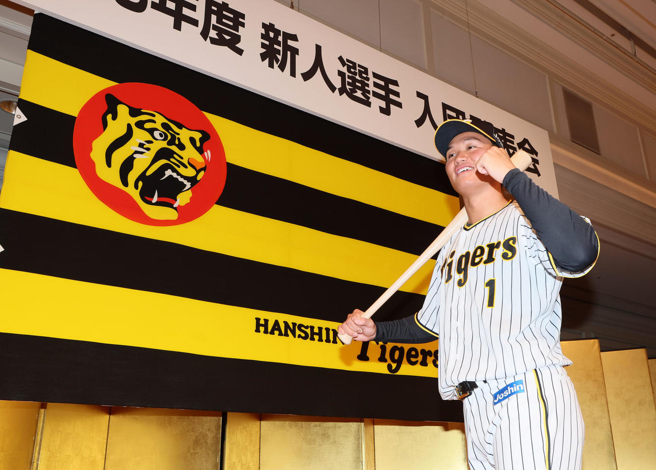 入団会見を終えガッツポーズで写真に納まる森下（撮影・加藤哉）