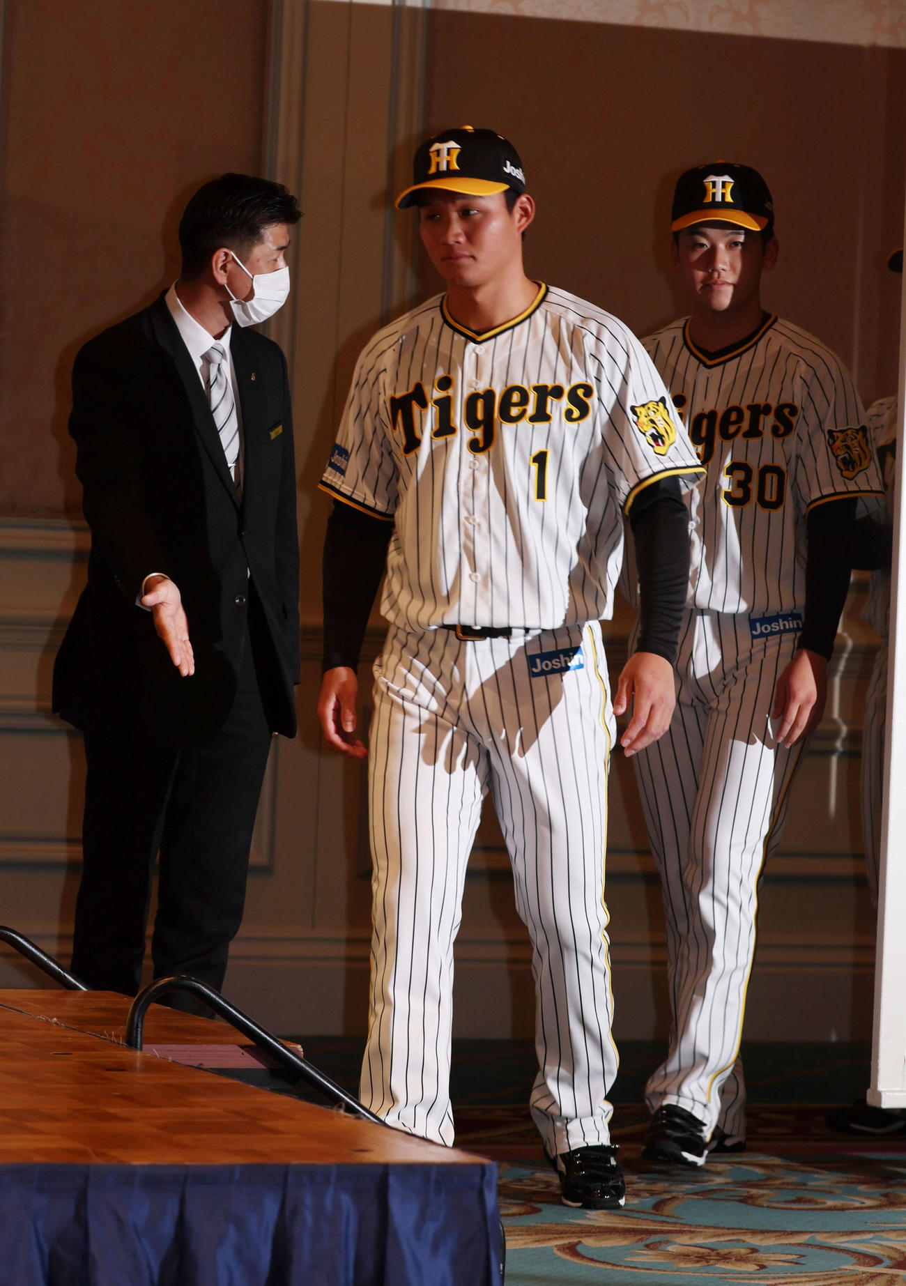 阪神の新人入団会見で壇上に上がる森下翔太（撮影・加藤哉）
