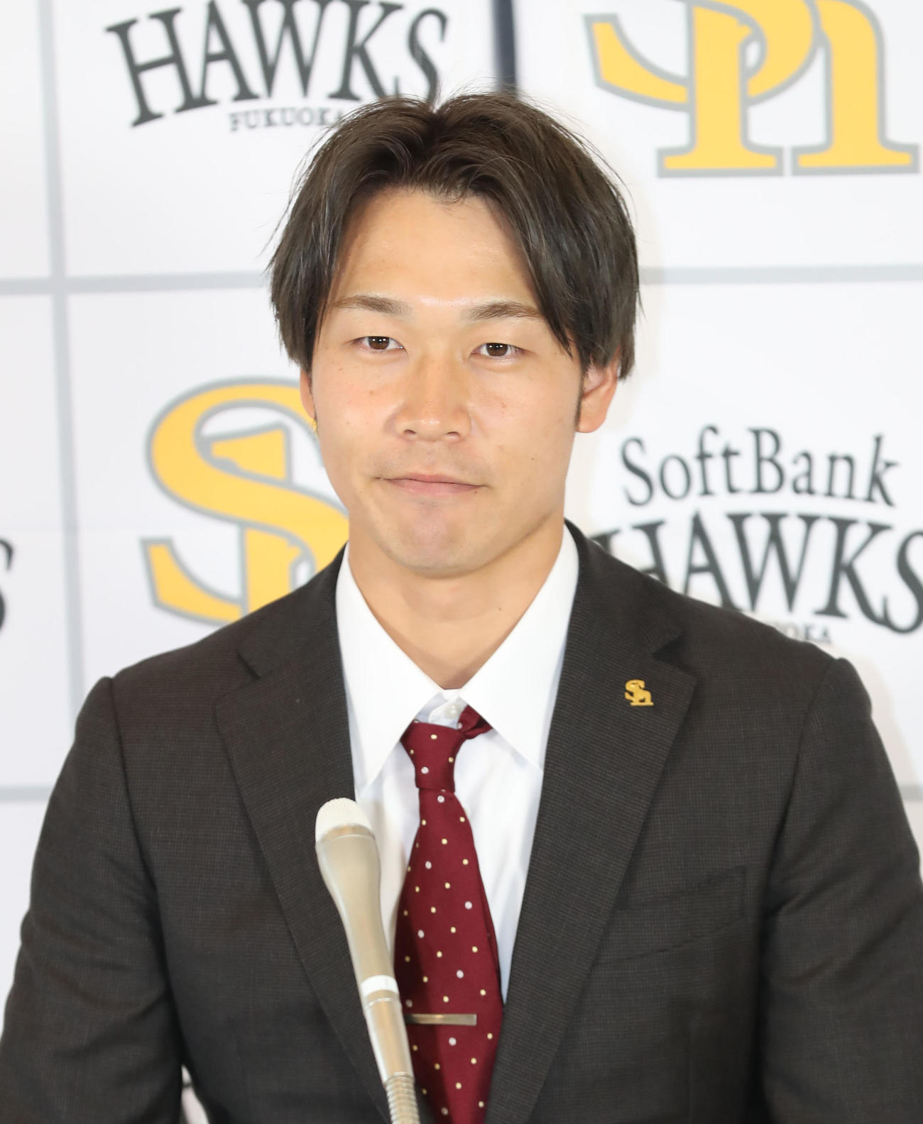 契約更改を終えて会見を行う武田（撮影・屋方直哉）