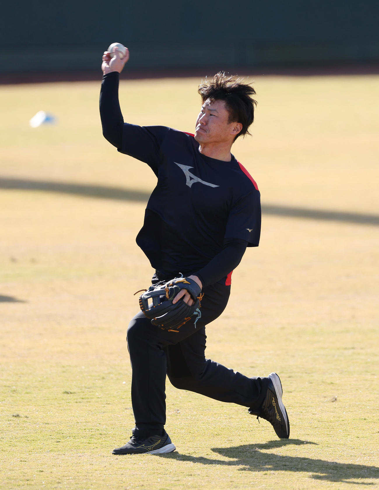 鳴尾浜球場でキャッチボールする陽川（撮影・前田充）