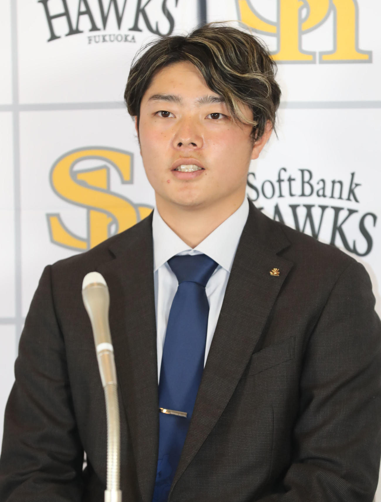 契約更改を終えて会見を行う松本（撮影・屋方直哉）