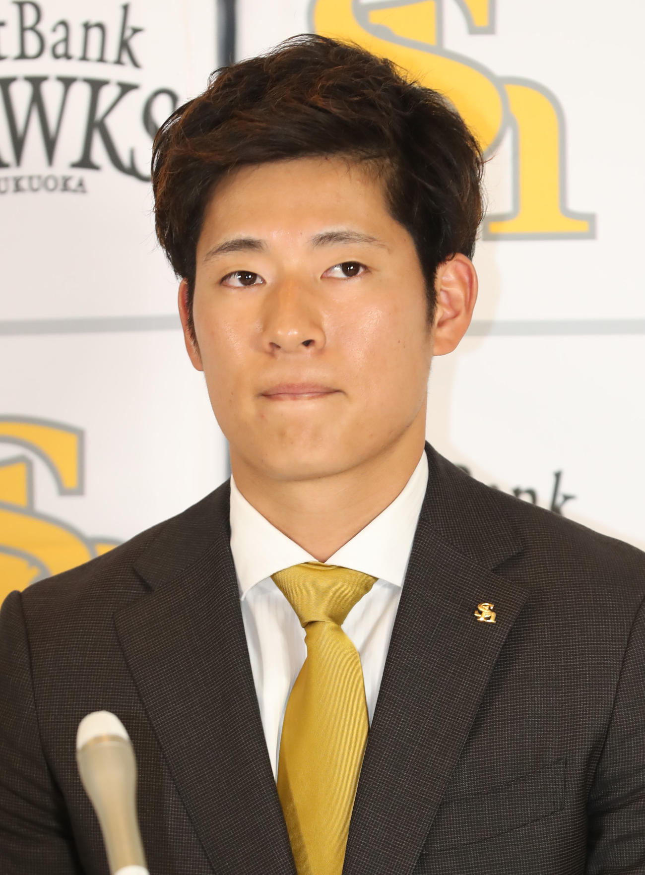 契約更改を終えて会見を行う上林（撮影・屋方直哉）