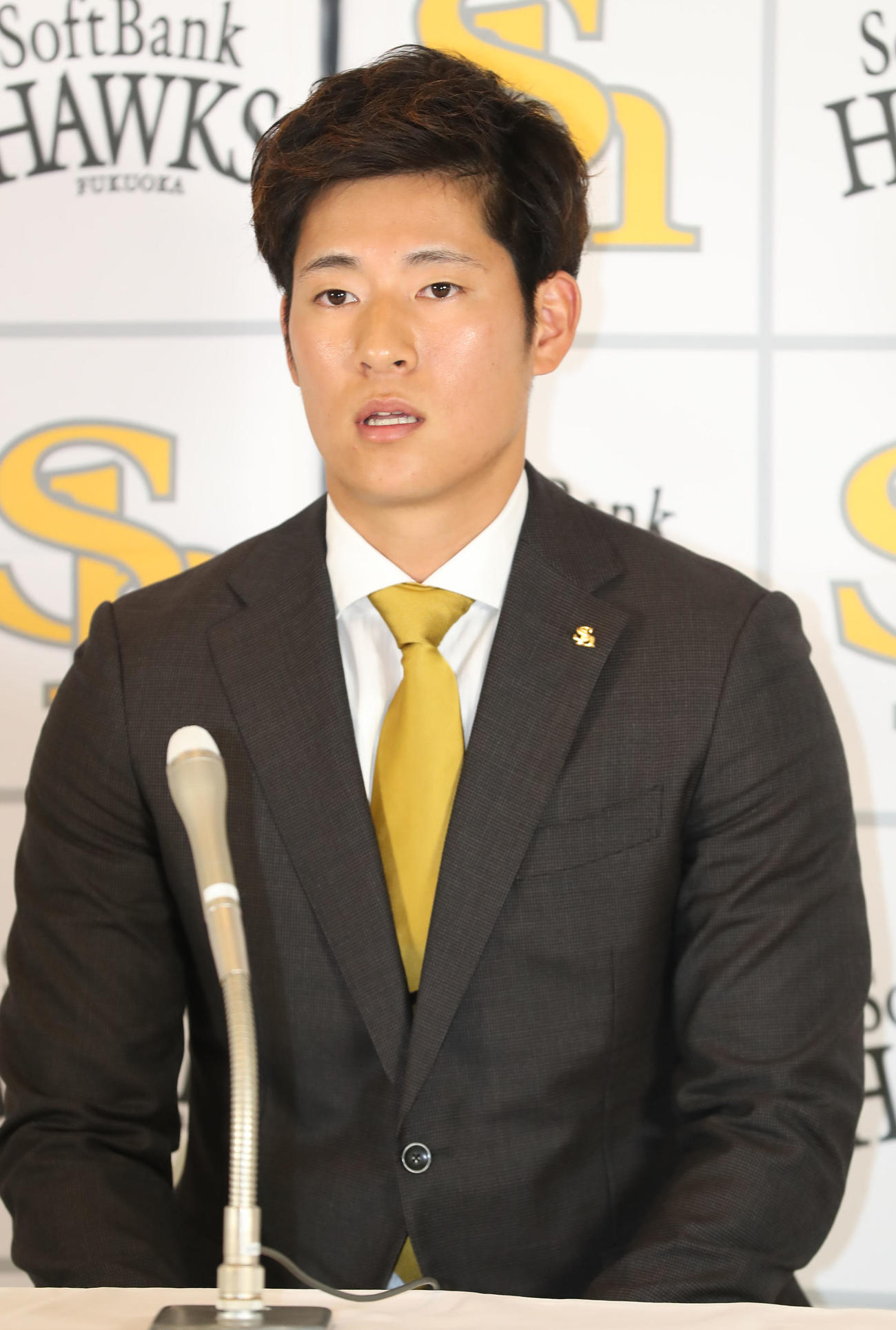 契約更改を終えて会見を行う上林（撮影・屋方直哉）