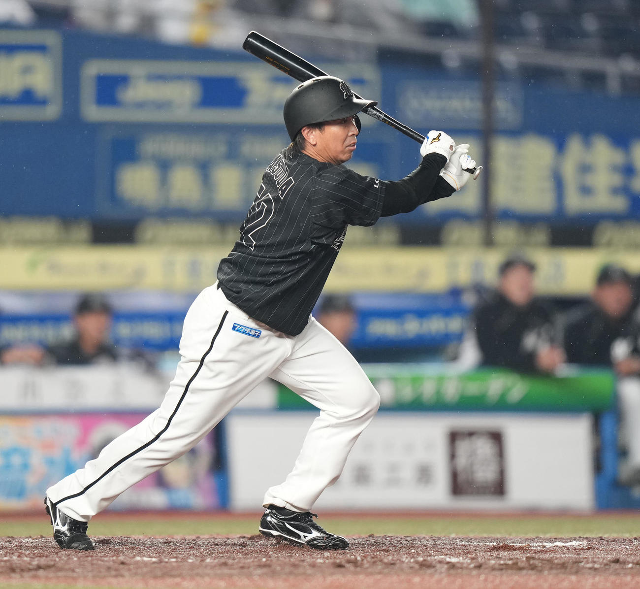 白黒野球対決の2回表、適時三塁打を放つチームブラックの益田（撮影・鈴木みどり）
