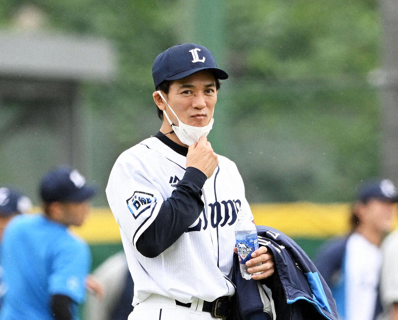 練習を見守る西武松井稼頭央監督（2022年10月撮影）　