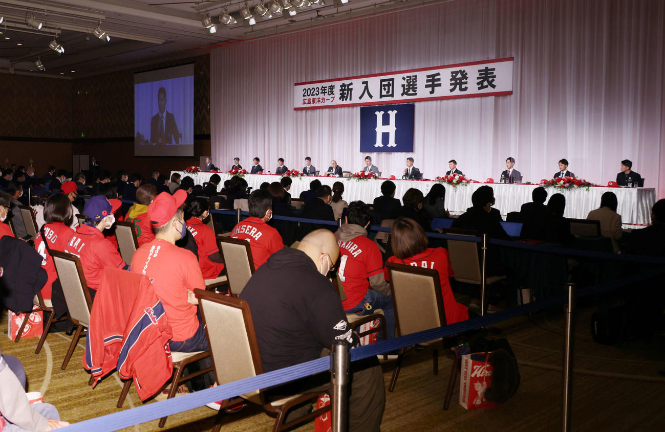 ファンを入れて行われた広島の新入団発表会見（撮影・加藤孝規）