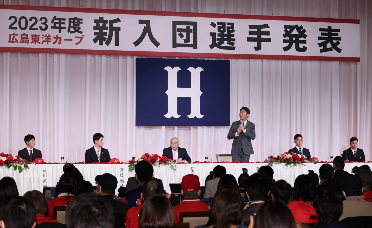 広島新入団選手発表会見　会見する新井監督（右から3人目）。左からドラフト3位の益田、ドラフト1位の斉藤、松田オーナー、新井監督、ドラフト2位の内田、ドラフト4位の清水（撮影・加藤孝規）