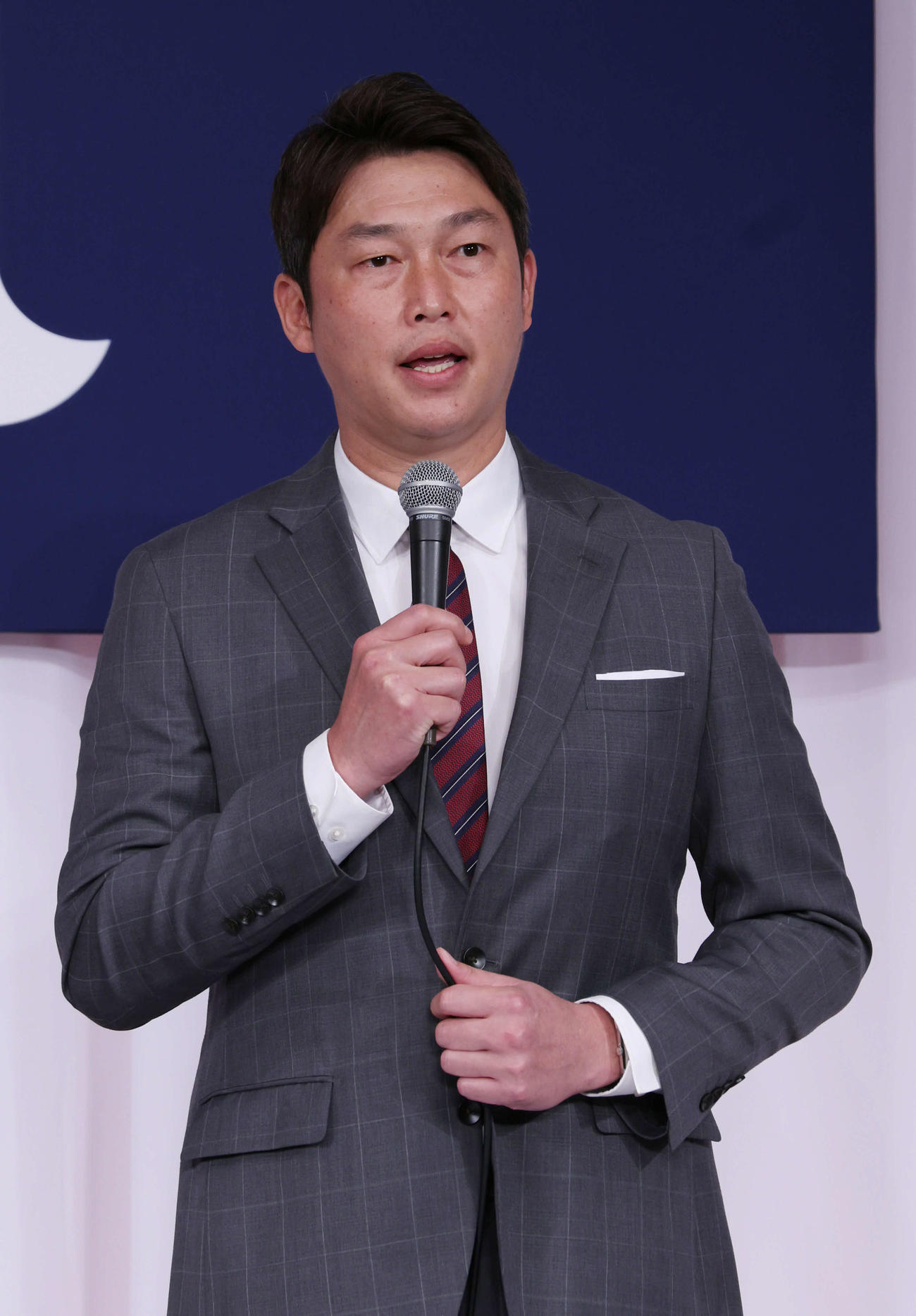 広島新入団選手発表会見　会見する新井監督（撮影・加藤孝規）