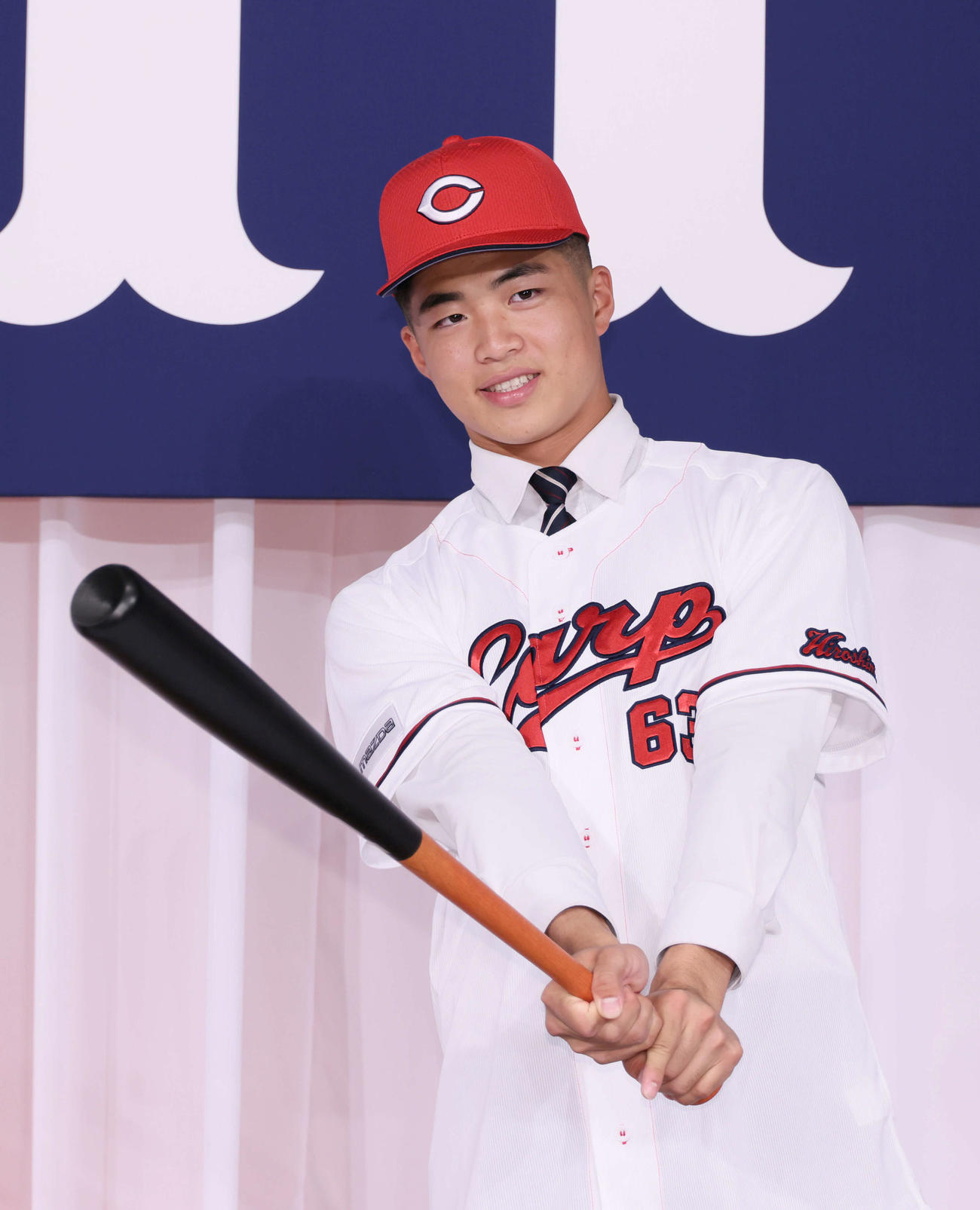 広島新入団選手発表会見　ポーズを決めるドラフト2位の内田（撮影・加藤孝規）