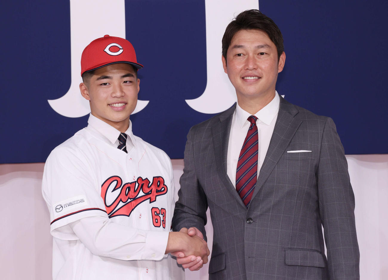広島新入団選手発表会見　ドラフト2位の内田（左）と新井監督（撮影・加藤孝規）