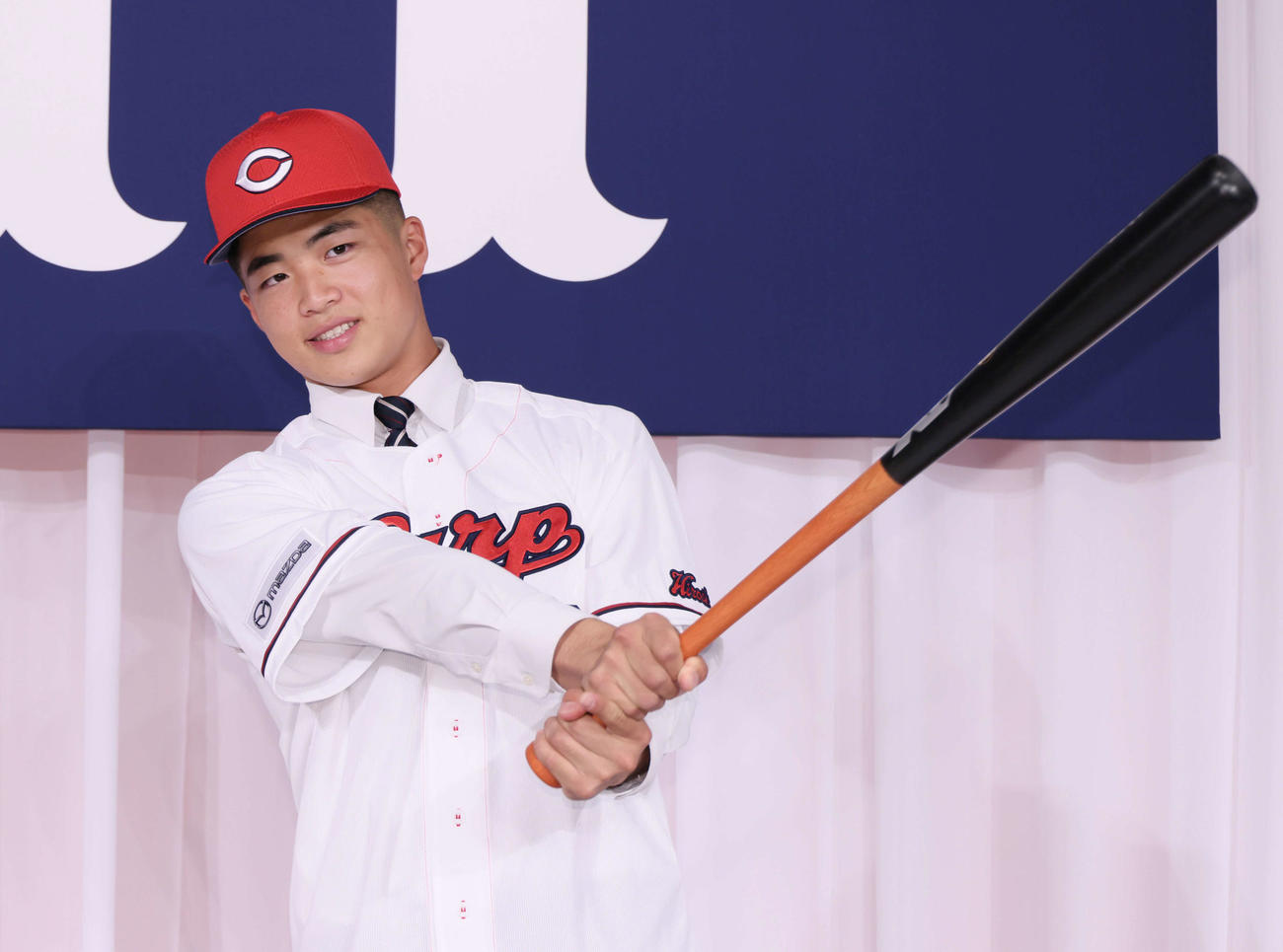 広島新入団選手発表会見　ポーズを決めるドラフト2位の内田（撮影・加藤孝規）