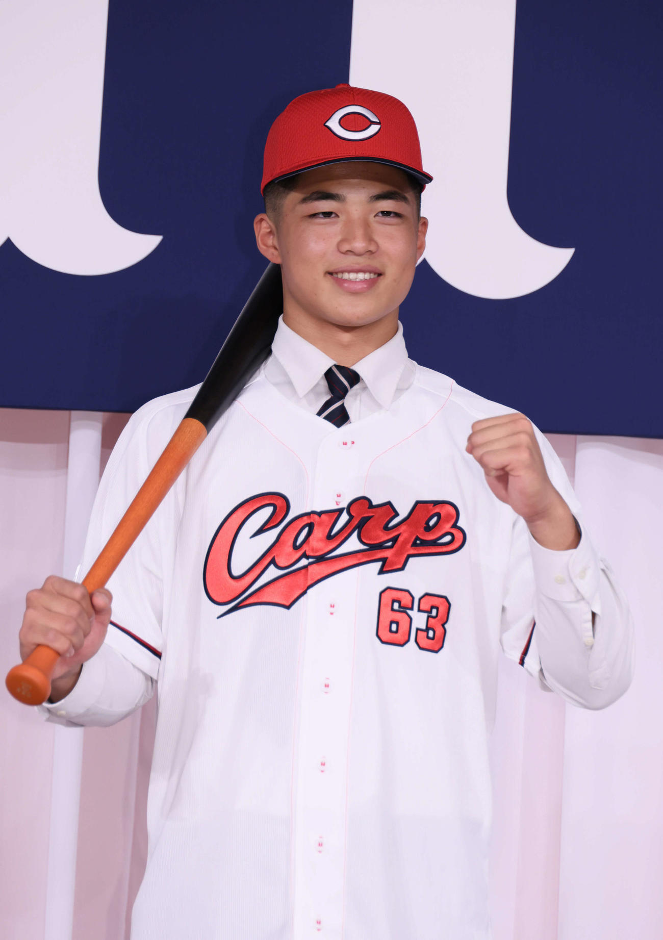 広島新入団選手発表会見　ポーズを決めるドラフト2位の内田（撮影・加藤孝規）
