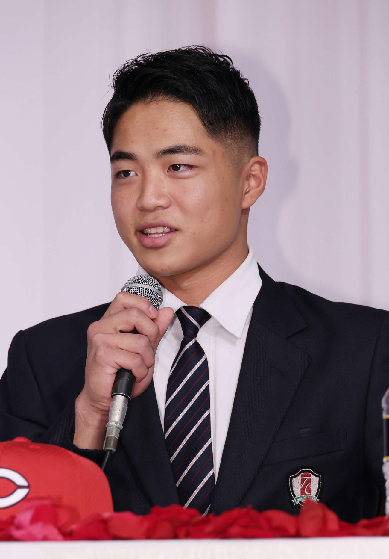 広島新入団選手発表会見　会見するドラフト2位の内田（撮影・加藤孝規）