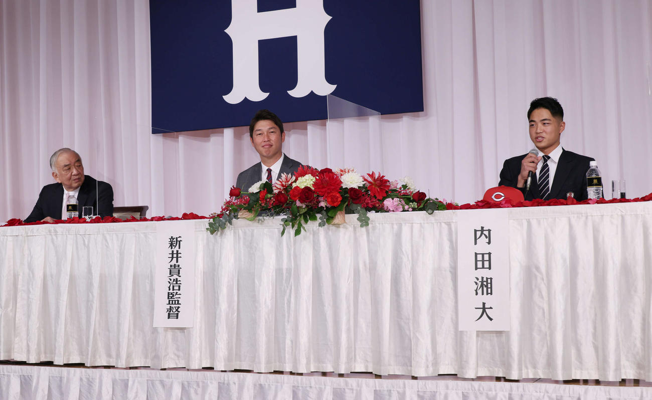広島新入団選手発表会見　会見するドラフト2位の内田（右）。中央は新井監督、左は松田オーナー（撮影・加藤孝規）