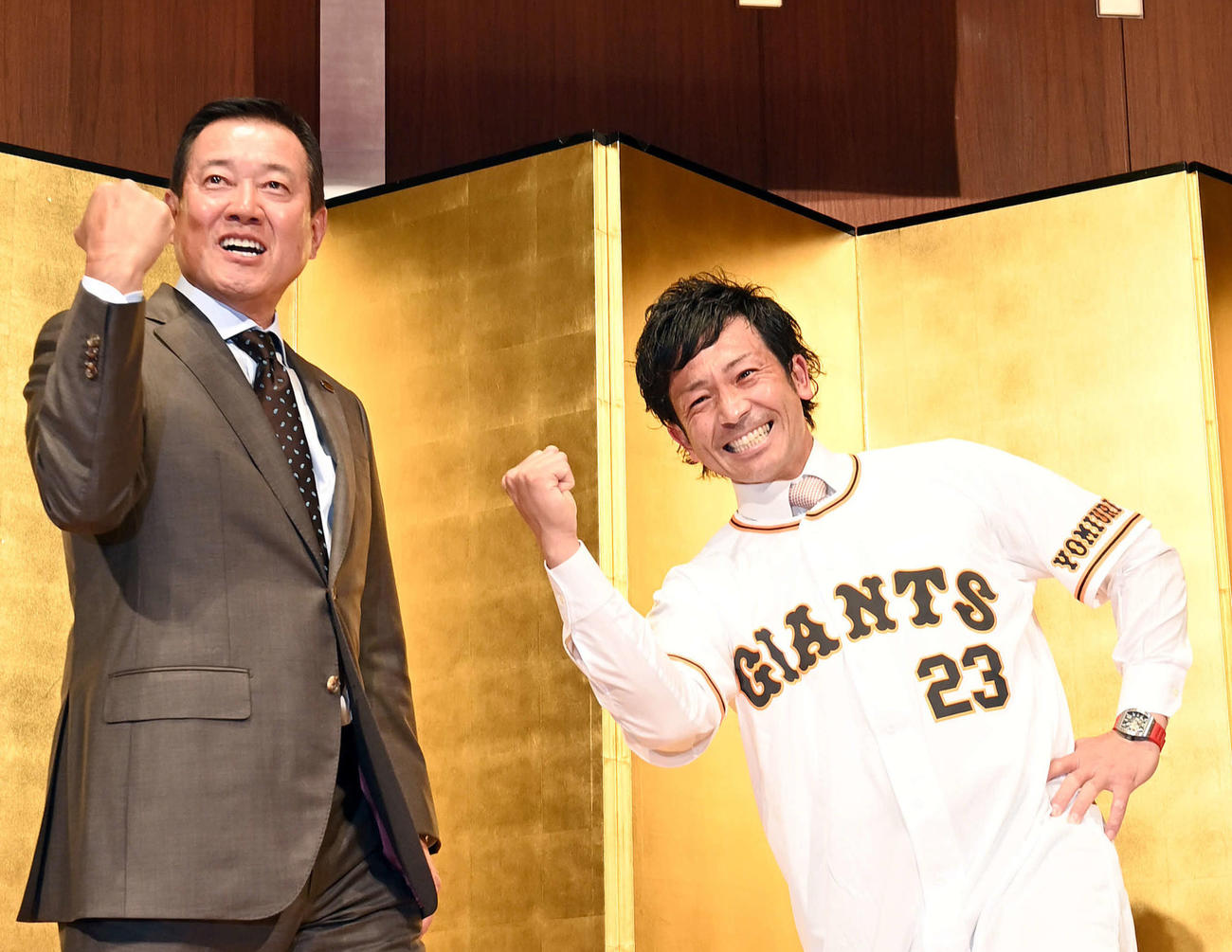 入団会見で原辰徳監督（左）と「熱男」ポーズを決める松田宣浩