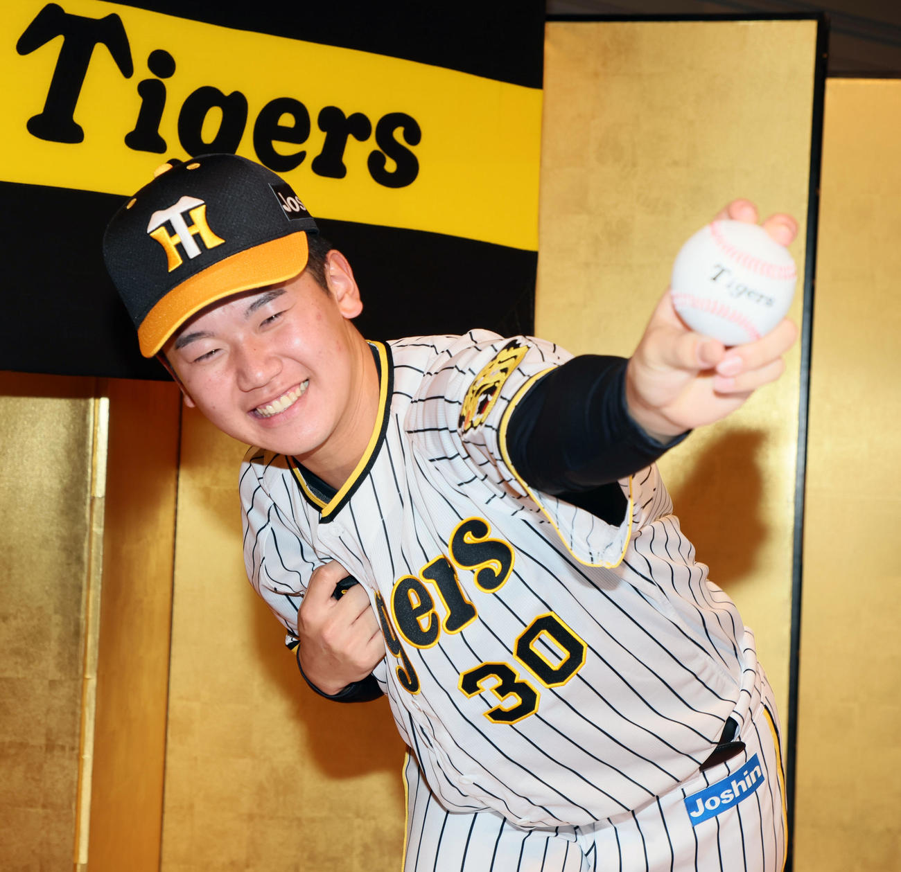 入団会見を終え壇上でシャドーピッチングを披露する門別（撮影・加藤哉）