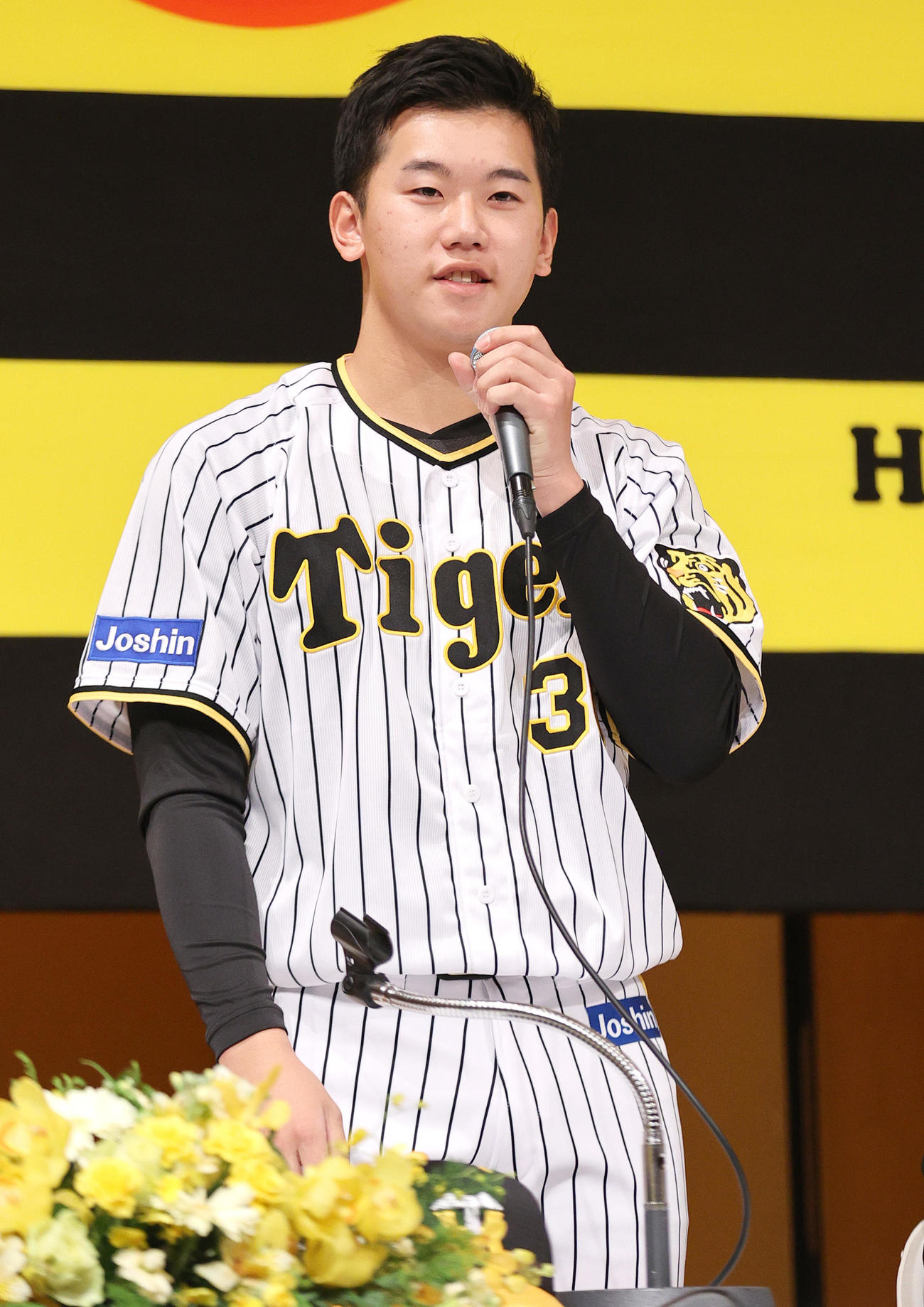 阪神新人入団発表会であいさつする阪神ドラフト2位の門別（撮影・上山淳一）