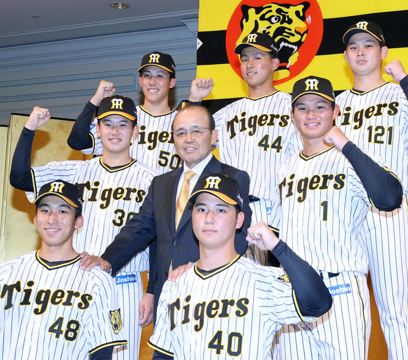 阪神の新人入団発表会が行われ記念写真に納まる前列左から、茨木、井坪、中列左から門別、岡田監督、森下、後列左から富田、戸井、野口（撮影・上山淳一）