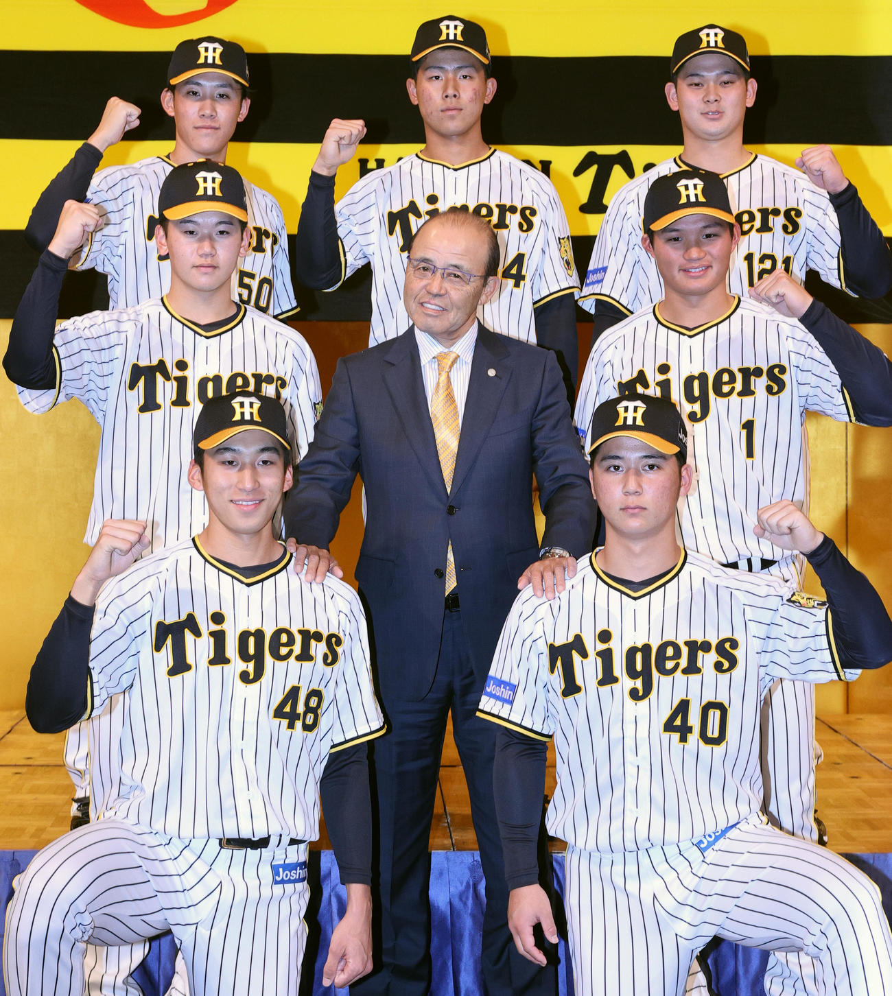阪神の新入団会見が行われ記念写真に納まる前列左から、茨木、井坪、中列左から門別、岡田監督、森下、後列左から富田、戸井、野口（撮影・上山淳一）