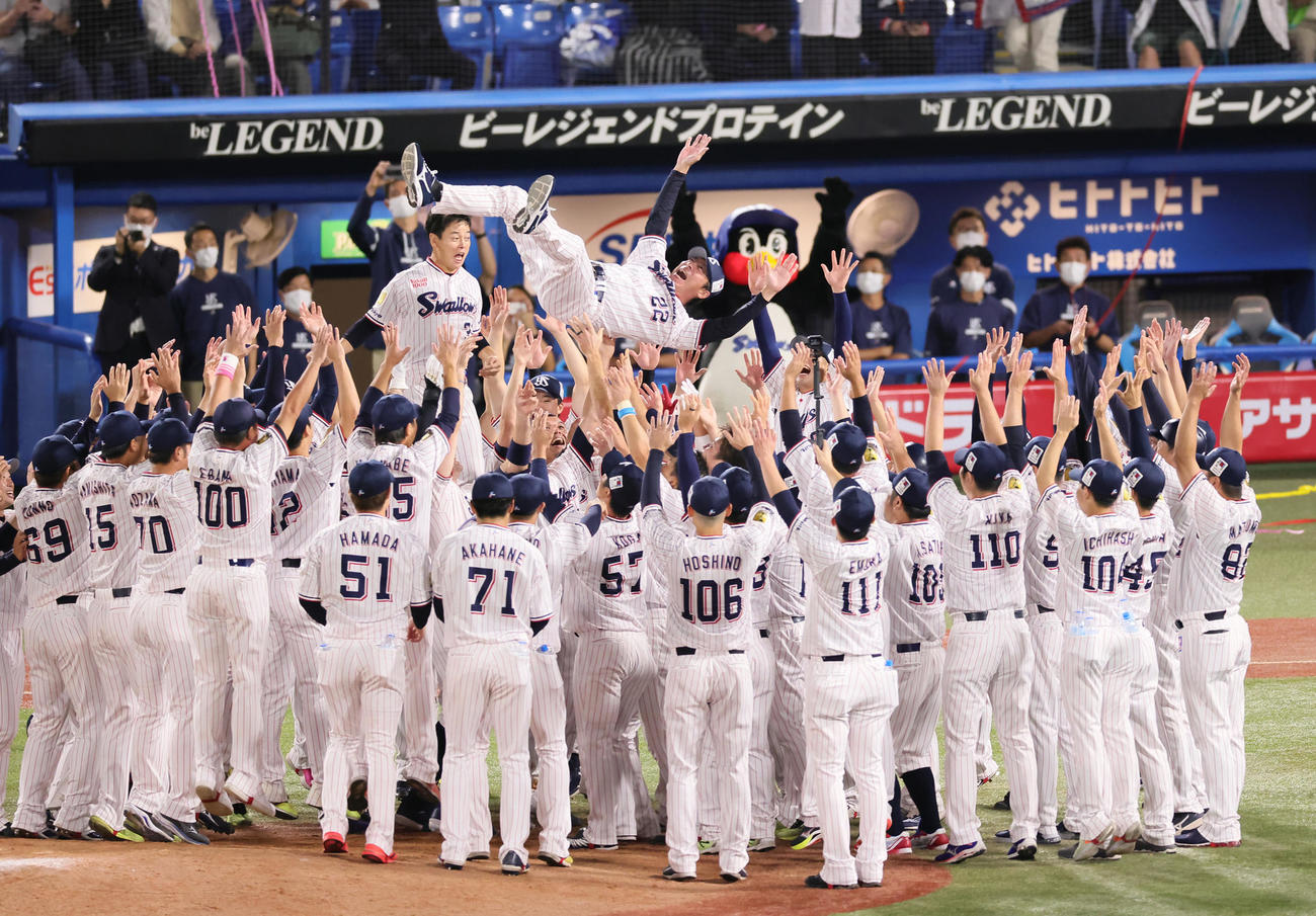 9月25日、リーグ連覇を果たし胴上げされるヤクルト高津監督