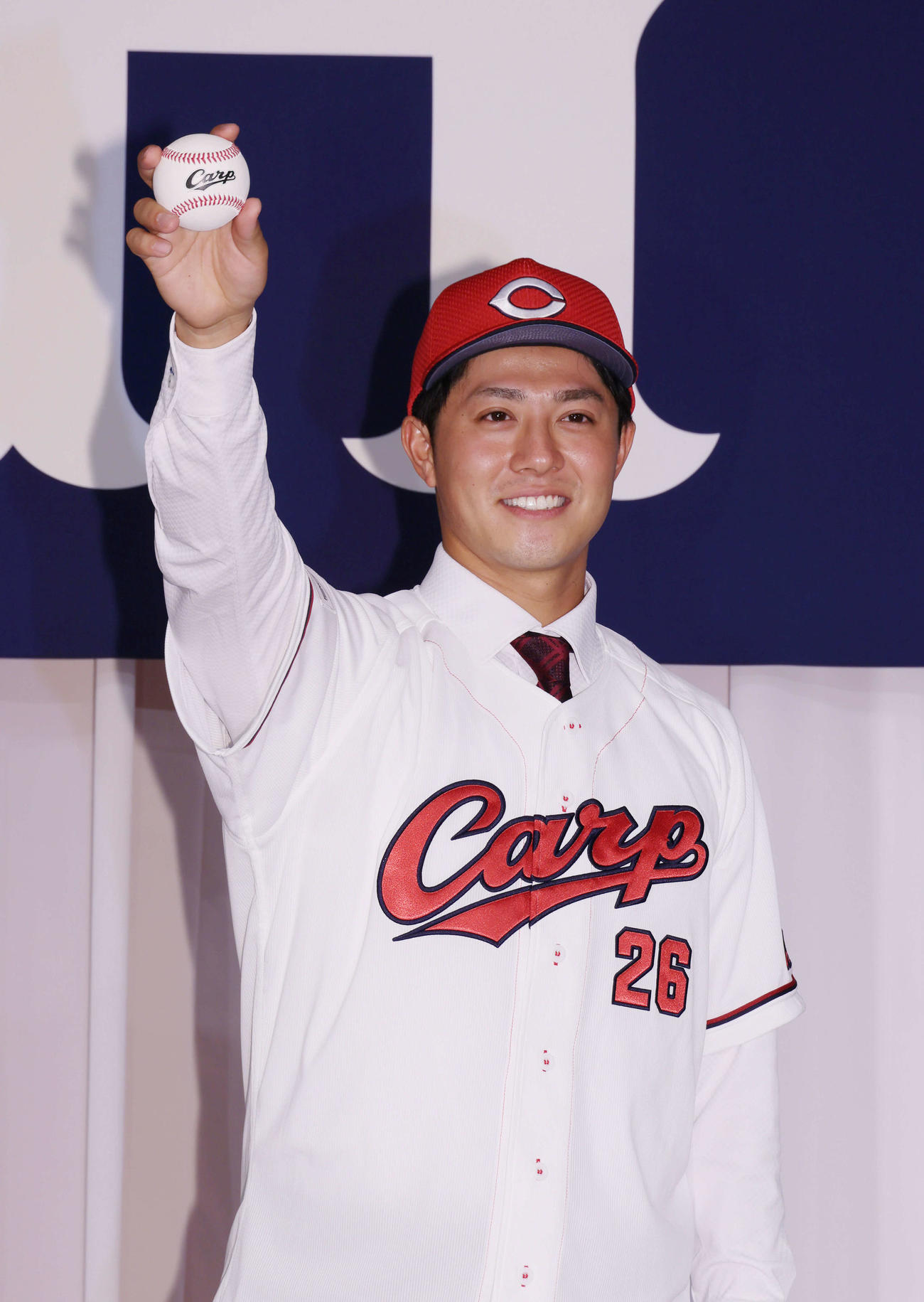 広島新入団選手発表会見　ポーズを決めるドラフト3位の益田（撮影・加藤孝規）