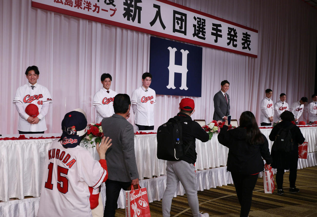 広島新入団選手発表会見　ファンを見送る新入団選手ら。左からドラフト5位の河野、ドラフト3位の益田、ドラフト1位の斉藤、新井監督（撮影・加藤孝規）