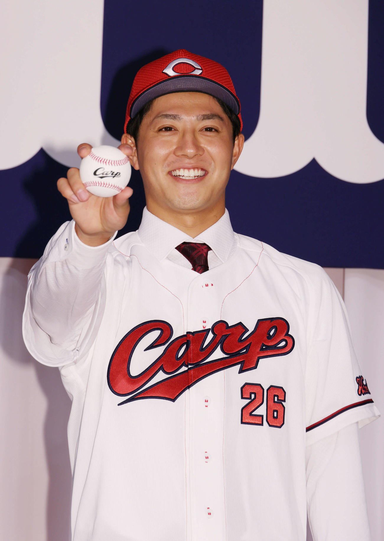 広島新入団選手発表会見　ポーズを決めるドラフト3位の益田（撮影・加藤孝規）