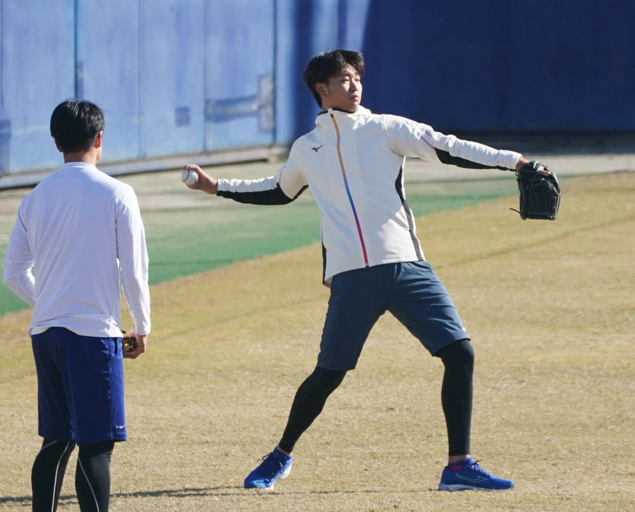 キャッチボールをする高橋宏（右）（撮影・森本幸一）