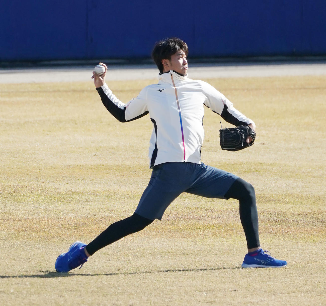 キャッチボールをする高橋宏（右）（撮影・森本幸一）