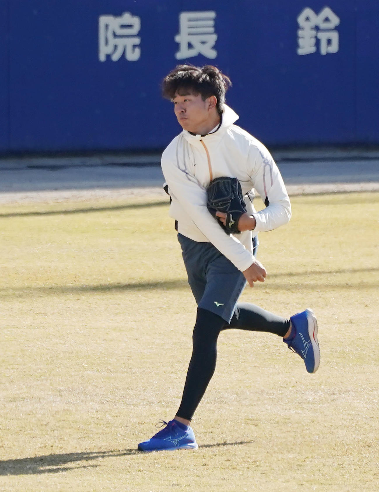 キャッチボールをする高橋宏（右）（撮影・森本幸一）