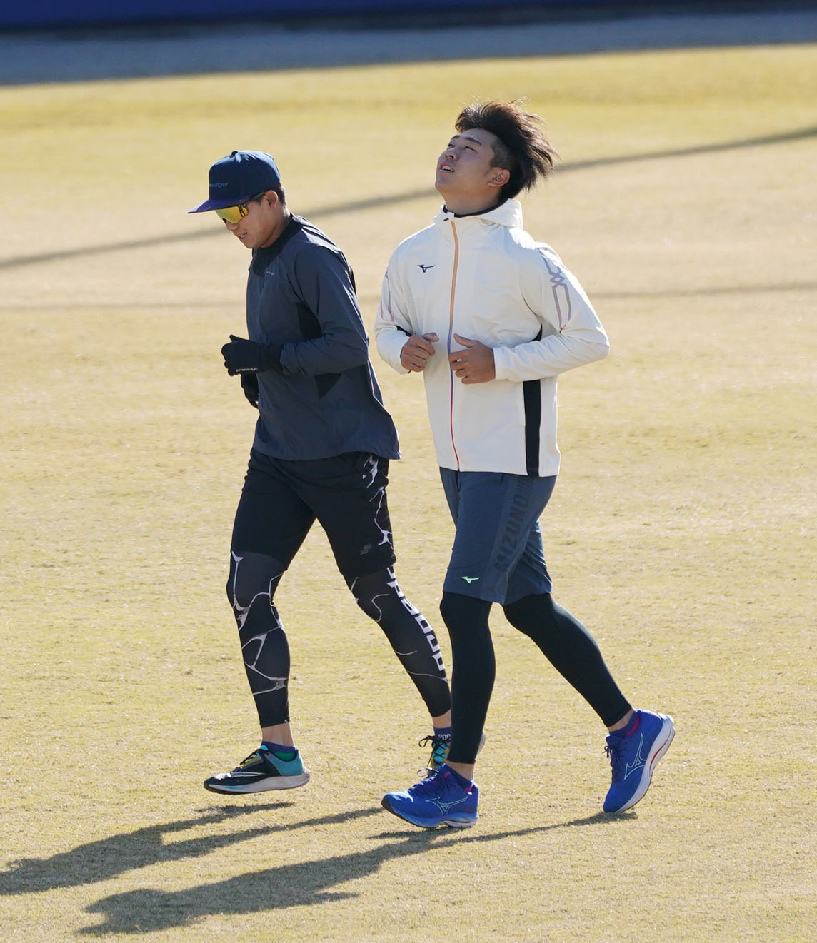 松木平と共にランニングをする高橋宏（右）（撮影・森本幸一）