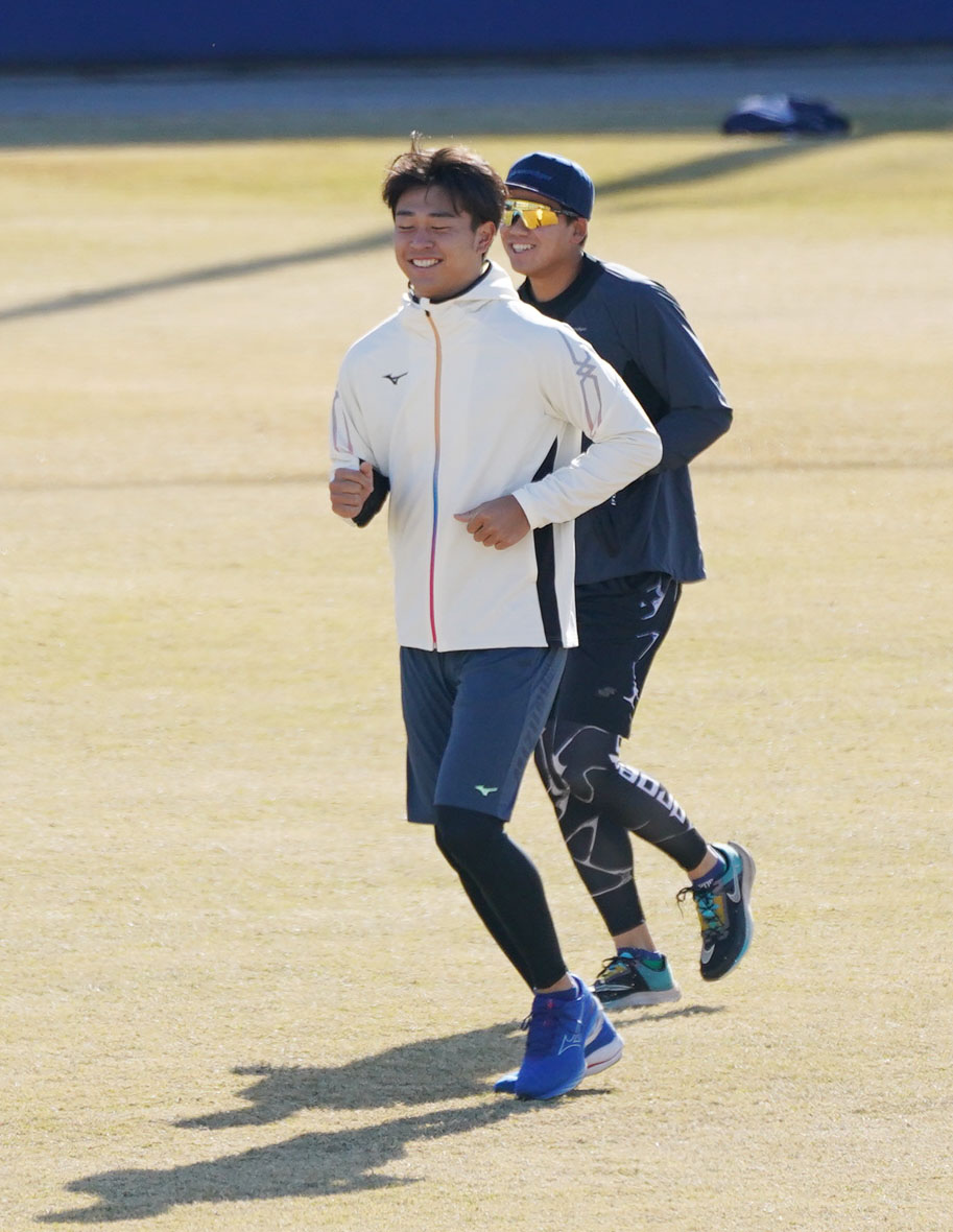 松木平と共にランニングをする高橋宏（左）（撮影・森本幸一）