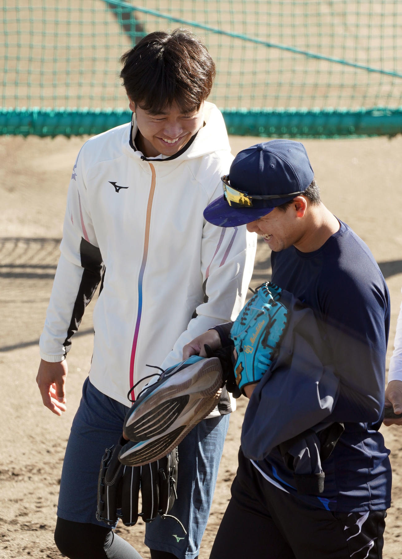 松木平と談笑し引き上げる高橋宏（左）（撮影・森本幸一）