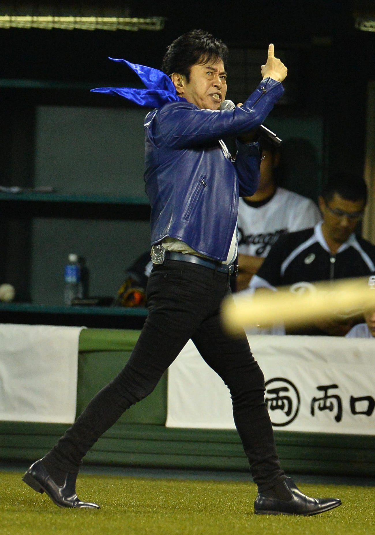 「燃えよドラゴンズ」を熱唱する水木一郎さん（2015年6月23日撮影）