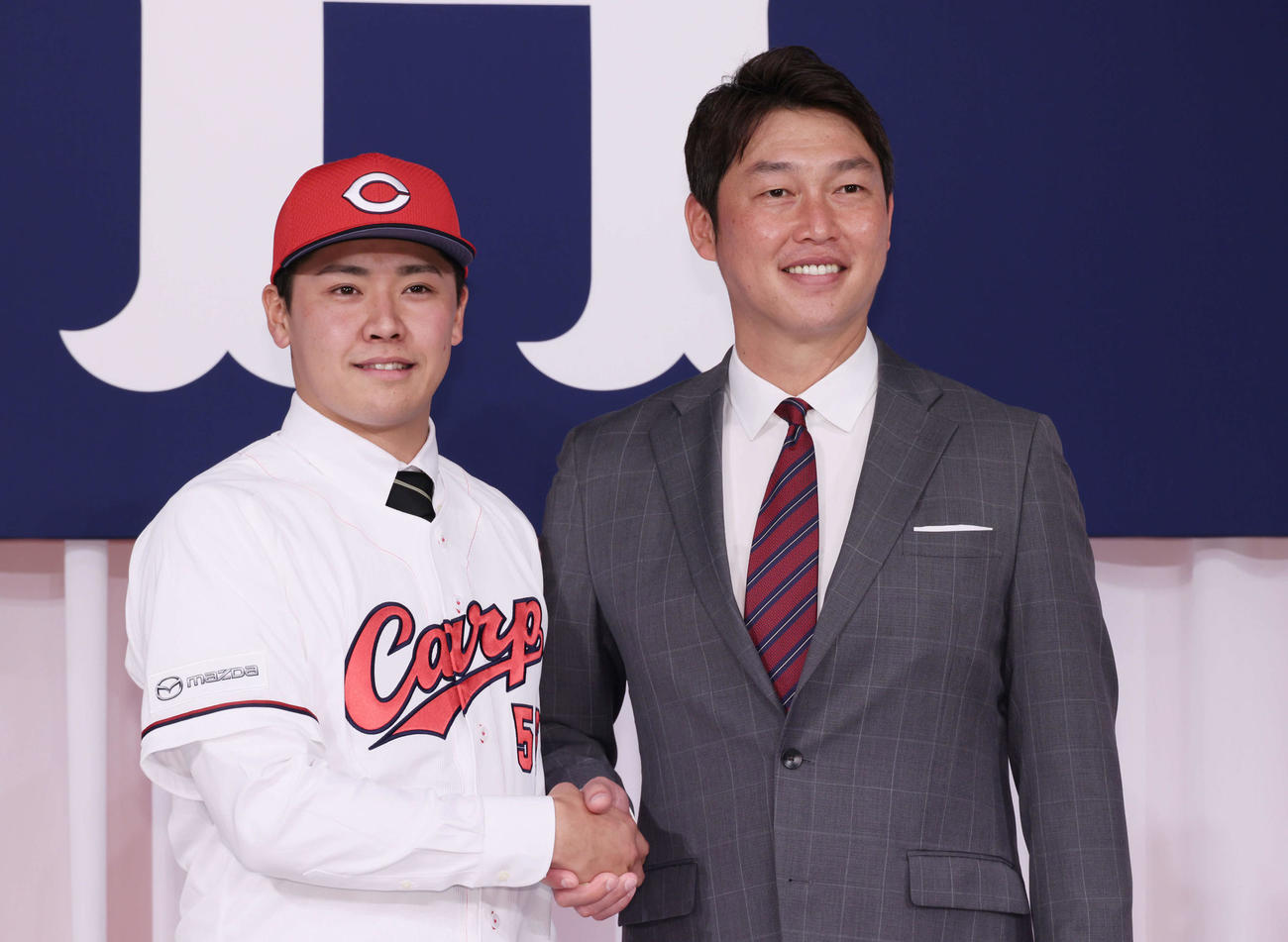 広島新入団選手発表会見　ドラフト7位の久保（左）と新井監督（撮影・加藤孝規）