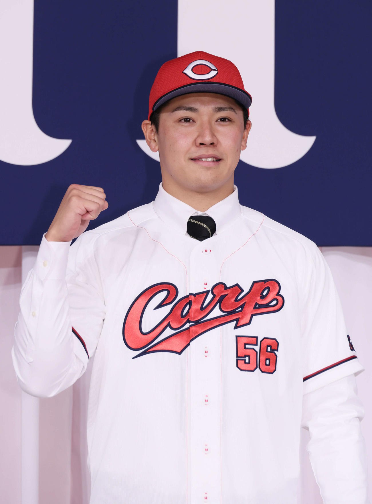 広島新入団選手発表会見　ポーズを決めるドラフト7位の久保（撮影・加藤孝規）