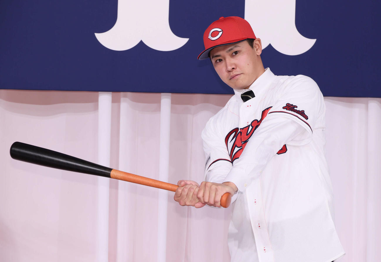広島新入団選手発表会見　ポーズを決めるドラフト7位の久保（撮影・加藤孝規）
