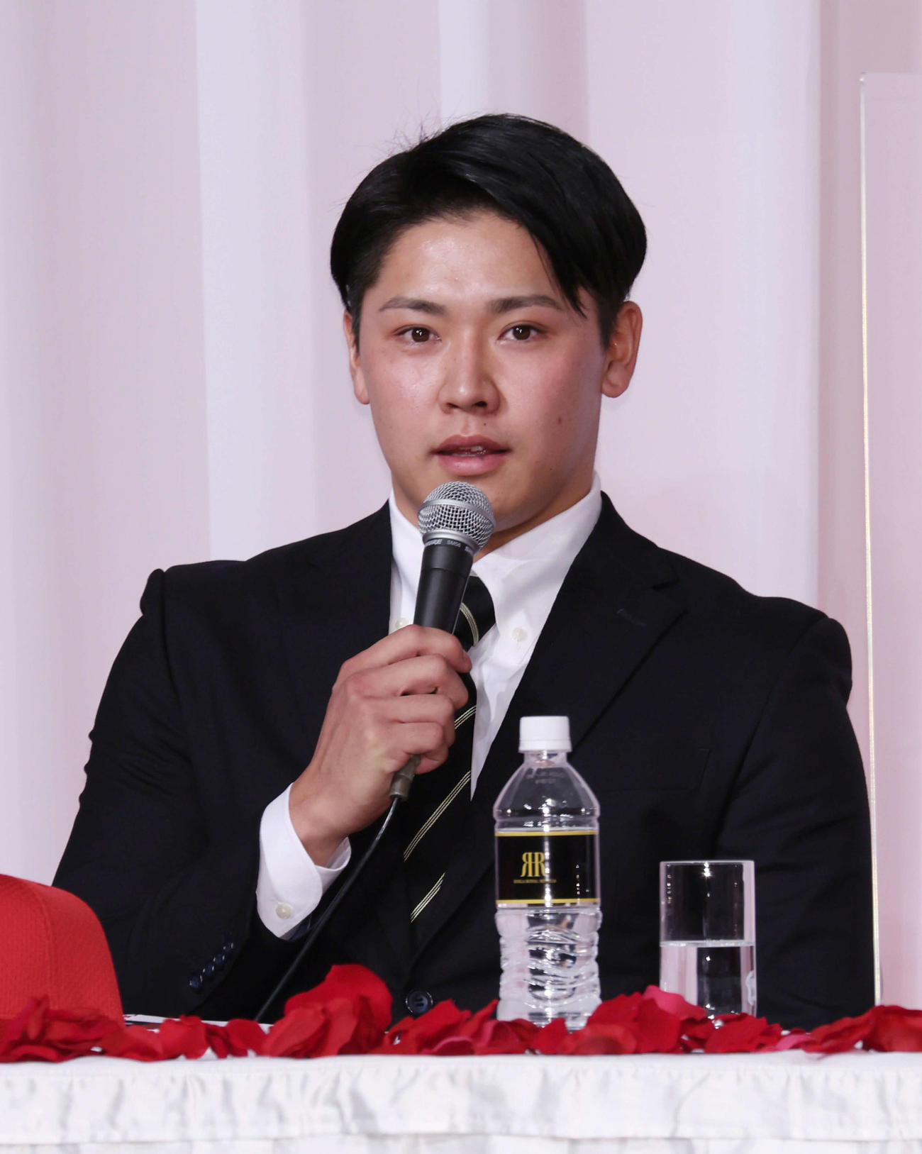 広島新入団選手発表会見　会見するドラフト7位の久保（撮影・加藤孝規）