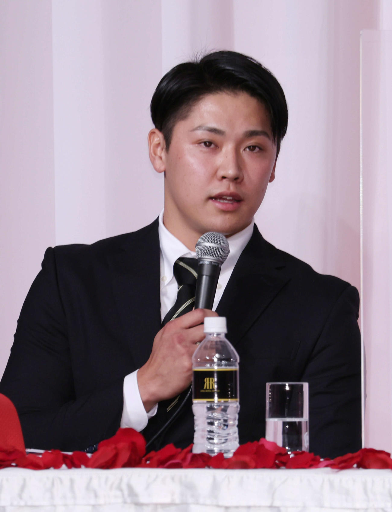 広島新入団選手発表会見　会見するドラフト7位の久保（撮影・加藤孝規）