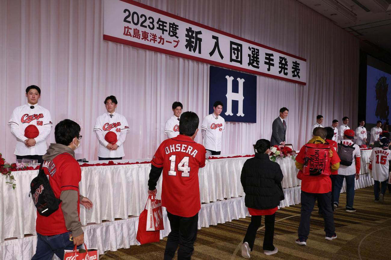 広島新入団選手発表会見　ファンを見送る新入団選手ら。左からドラフト7位の久保、ドラフト5位の河野、ドラフト3位の益田、ドラフト1位の斉藤、新井監督、ドラフト2位の内田（撮影・加藤孝規）