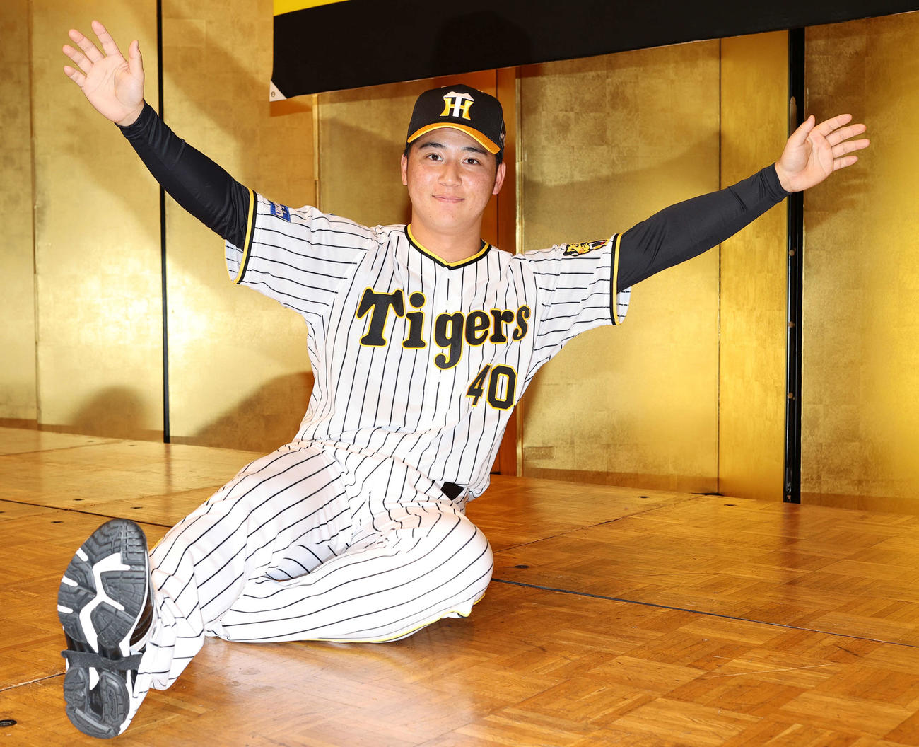 阪神ドラフト3位の井坪はスライディングポーズをみせる（撮影・上山淳一）