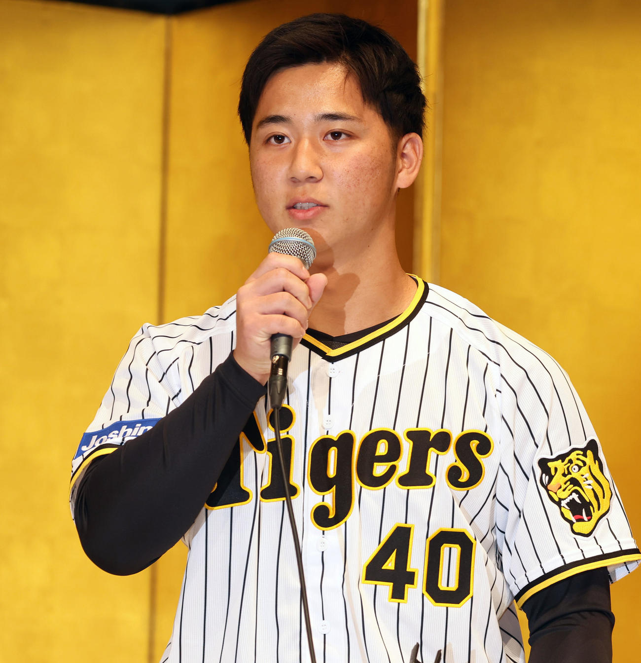 新人入団発表であいさつする井坪（撮影・加藤哉）