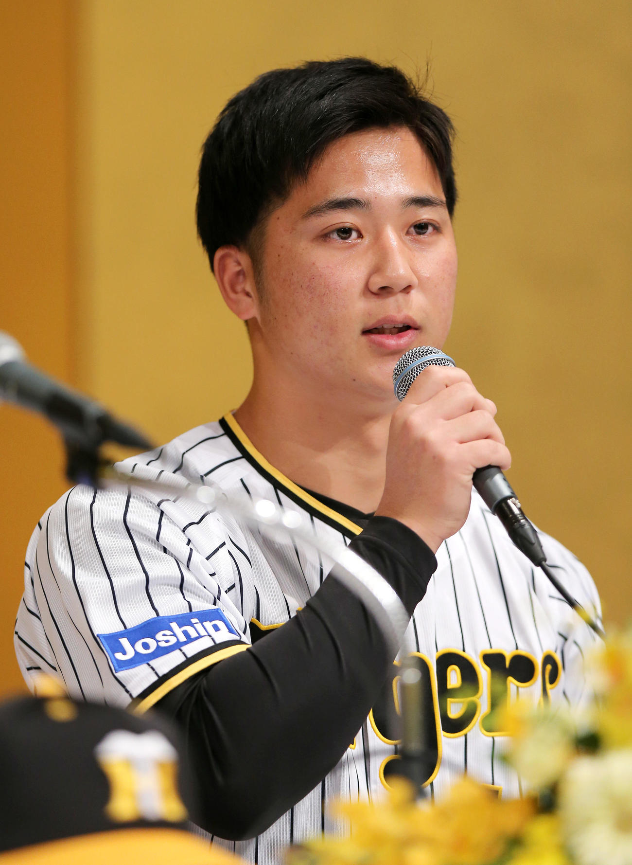 阪神新人入団会見で話すドラフト3位の井坪（撮影・上山淳一）