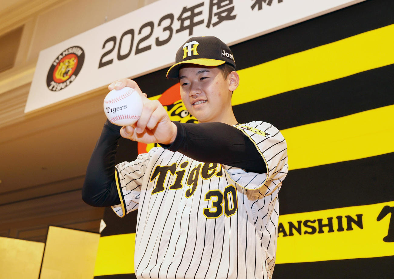 阪神ドラフト2位の門別はポーズをとって記念撮影に納まる（撮影・上山淳一）